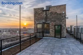 Regal Stylish Uptown Loft Beachfront RooftopWFHGym - Image 5