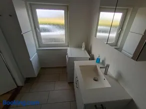 Apartment with water views - Image 4