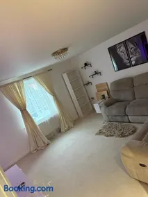 Stylish 2 bedroom apartment with parking - Image 5