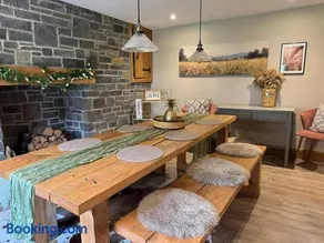 Charming Valley Farmhouse for up to 6 guests - Image 2