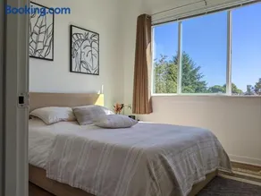 A premier smart condo with parking - Image 1