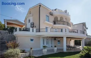 One-Bedroom Apartment In Komarna - Image 4