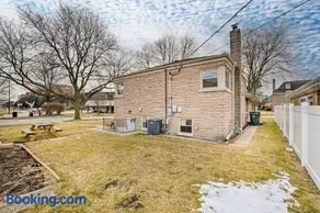 Cozy Skokie Home ~ 16 Mi to Downtown Chicago! - Image 3