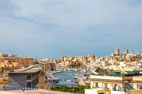 Stylish Maltese 2BR Townhouse with Harbour Views - Image 3