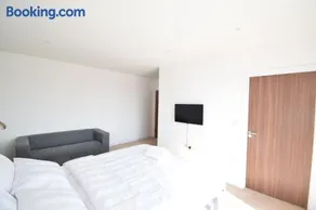 Edgware Heights - Image 3