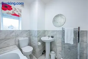 *RA60G* For your most relaxed & Cosy stay + Free Parking + Free Fast WiFi * - Image 3