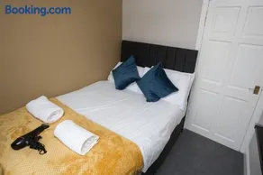 The Avenue Modern flat sleeps 6, free parking - Image 2