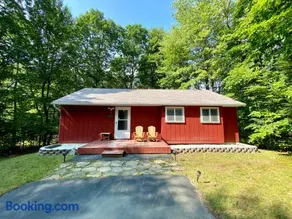 Escape to a 3-Bedroom Cabin in Lower Catskills - Image 1