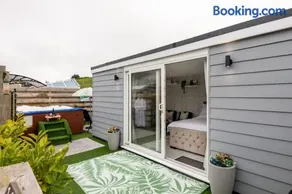 Adorable private couples retreat with hot tub - Image 2