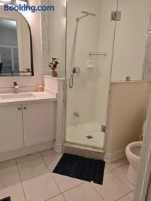 Modern Private Room near Don Mills & Fairview Mall - Image 4