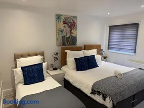 Ephatha House 4-Bedrooms, Sleeps 11, Free Parking, Garden - Image 3