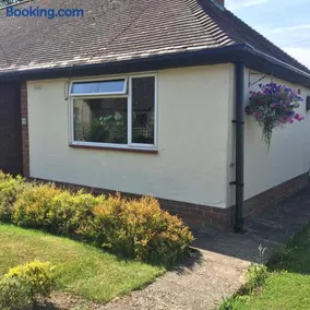 11 Callow Crescent - Image 1