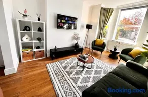 Spacious 6 bed house Altrincham - Image 3