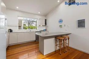 Lonsdale Back Beach Retreat - Image 5