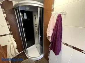 Small & Cozy Studio Apartment - WiFi & Free Parking - Image 2