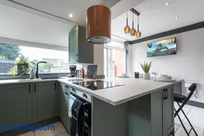4 Bedroom Quiet Leafy Snazzy Elroi Exclusive 2 Vehicles Private Parking Home - A63 - Close to shops - Image 2