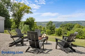 Keuka Wine Trail Lake View Suite & Private Fire Pit - Image 4