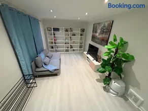 Lovely Single house close to Young Finch station 4BR with Free Parking - Image 4