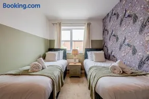 Modern House 2 Bedroom 5 Beds - Image 1