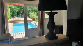 Chalet avec piscine dans un cadre verdoyant - Image 2