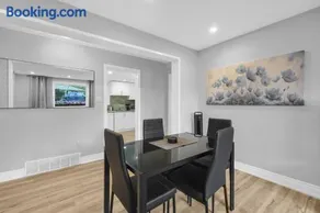 Stylish 3 BR Apt with Free Parking, Wifi and Patio - Image 5