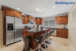 Atlanta Family Retreat Stylish 4BR Sleeps 8 - Image 3