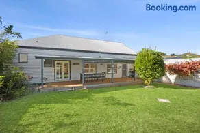 Charming Heritage Haven 'Ye Olde St Leonards Hotel' 3 Bedroom, Pet Friendly, Fire Place, Free Wifi & Netflix, Walk to Beach & Shops - Image 5