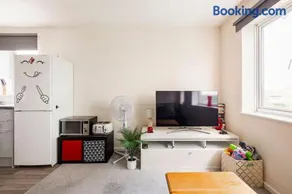 Charming Entire 2-Bedroom House in Milton Keynes - Image 4