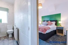Charming and Modern 3BR Home Steps Away From City Center - Image 5