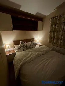 Relax By The Coast - Spacious 6-sleeper Caravan - Image 2