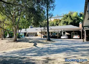 Private Room View Gated 2Acre Estate - Female Share Indoor - Men Share Outdoor - BB - Image 4