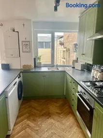 Stylish 3-Bed Stamford Home with Driveway - Image 5