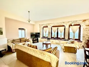 Luxury villa with private infinity pool - Image 4