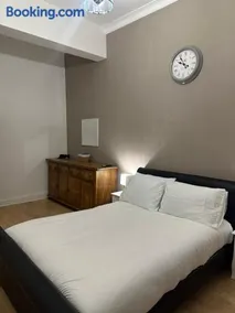 Edinburgh City Centre Double Room with Garden - Image 2