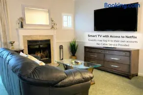 Cozy Villa 3 mins to Mohegan- Fully Stocked with King Bed & Fireplace- Jacuzzi, Saltwater Pools, Sauna - Image 3
