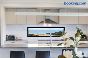 Warrnambool Ocean Breeze - Image 1