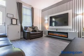 4 Bed House Sleeps 7 with Fast WiFi and free parking - Image 1
