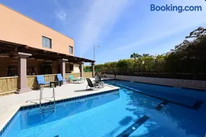 Flintstone Guest House בית ההארחה בן 11 החדרים אינו וילה פרטית אתם מזמינים רק חדרים לא את כל הוילה - Image 1