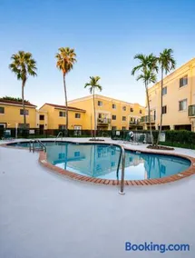 2rooms Condo w free parking fast WiFi Community pool - Image 2