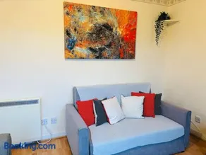 Edinburgh Two Bedrooms Apartment with Free Parking - Image 4