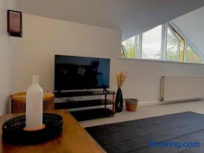Modern 2 Bedroom Apartment Sleeps 5 - Free WiFi Free Parking - Image 4