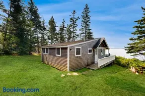 Dog-friendly oceanfront cottage with views - Image 1