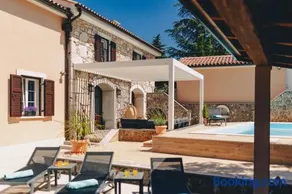 Mary's Villa with Heated Pool, Billiards, Darts, Playground & EV Plug - Image 4