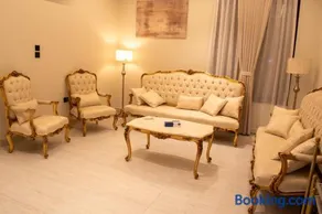 شقه فاخره غرفتين مع غرفة معيشه قريبه من البحر - Image 4