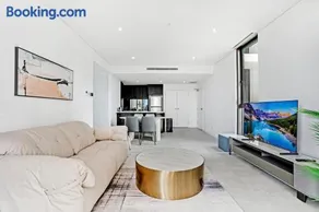 Stylish 2BR Apt with Pool & Views Near Parramatta - Image 3