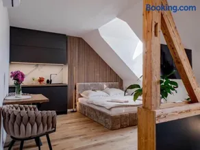 Apartmán Loft l Main Square Stay with Luxury Bath - Image 1
