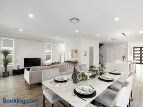 Spacious 4-Bedroom Bardon Retreat Across 2 Levels - Image 2
