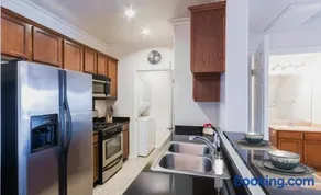LALA House -1Br with Free Parking, Pool, Laundry - Image 4