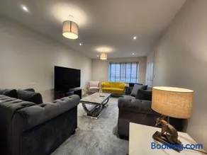Rated 5 Star! Perfect For Business, Leisure And Relocation - Image 2