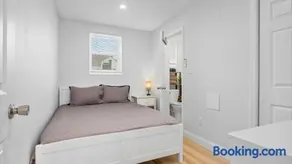 NEW NWW 2BR Condo w Pool & Parking - Image 3